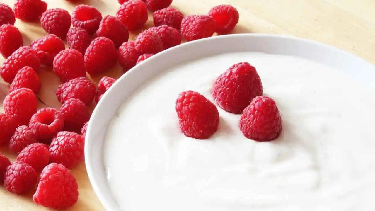 raspberries plain yogurt